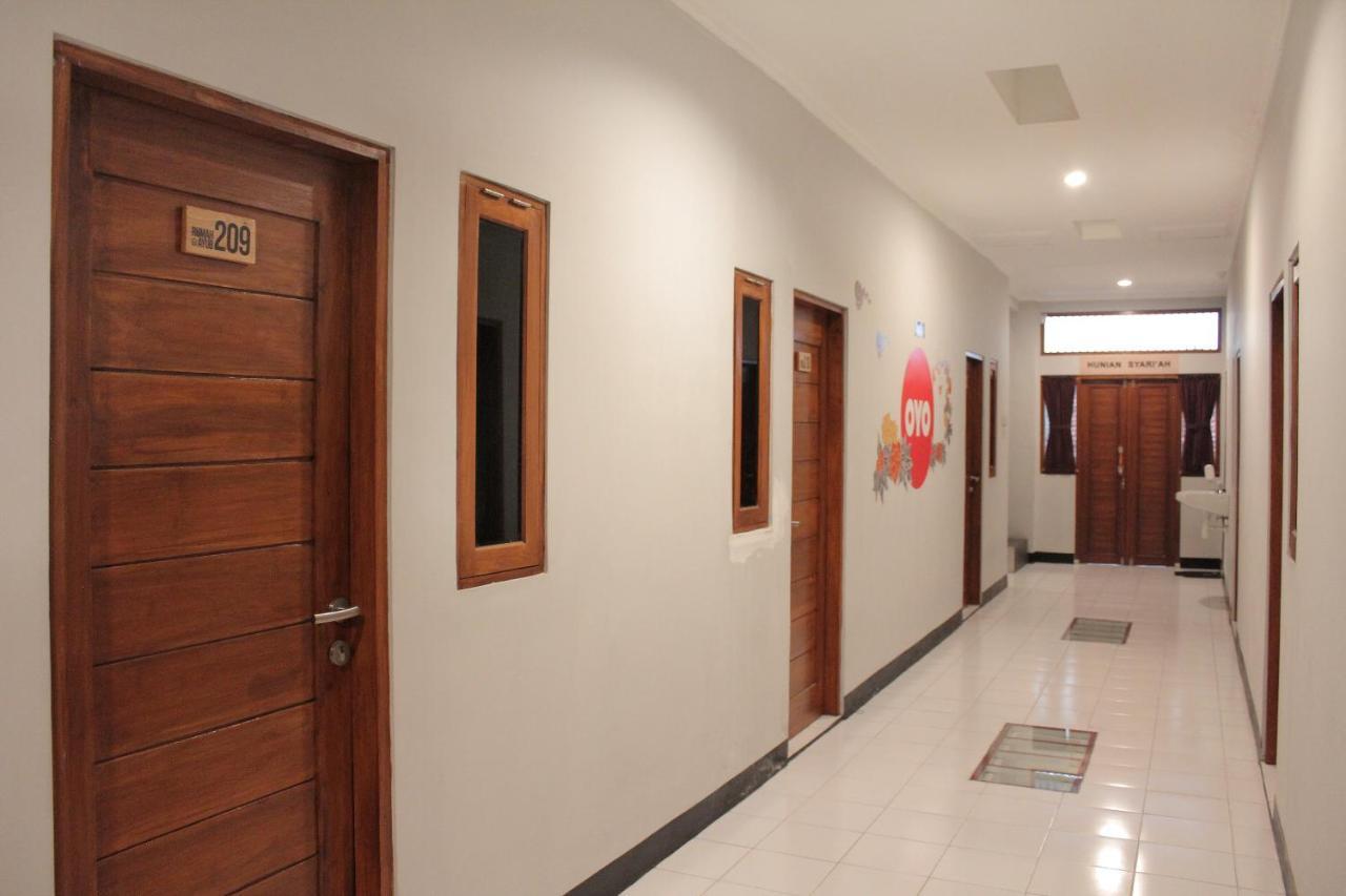 Oyo 121 Rumah Ayub Syariah Hotel Jacarta Exterior foto