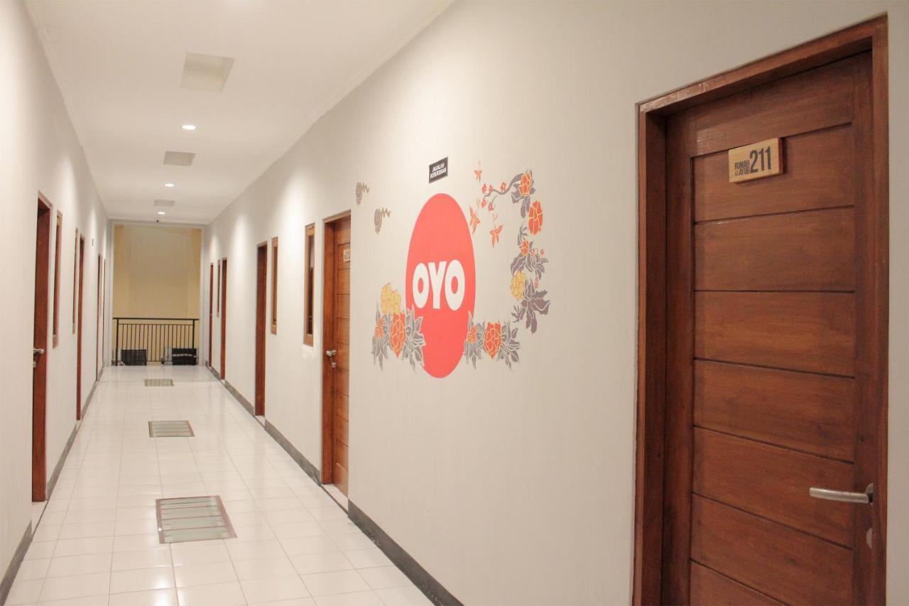 Oyo 121 Rumah Ayub Syariah Hotel Jacarta Exterior foto